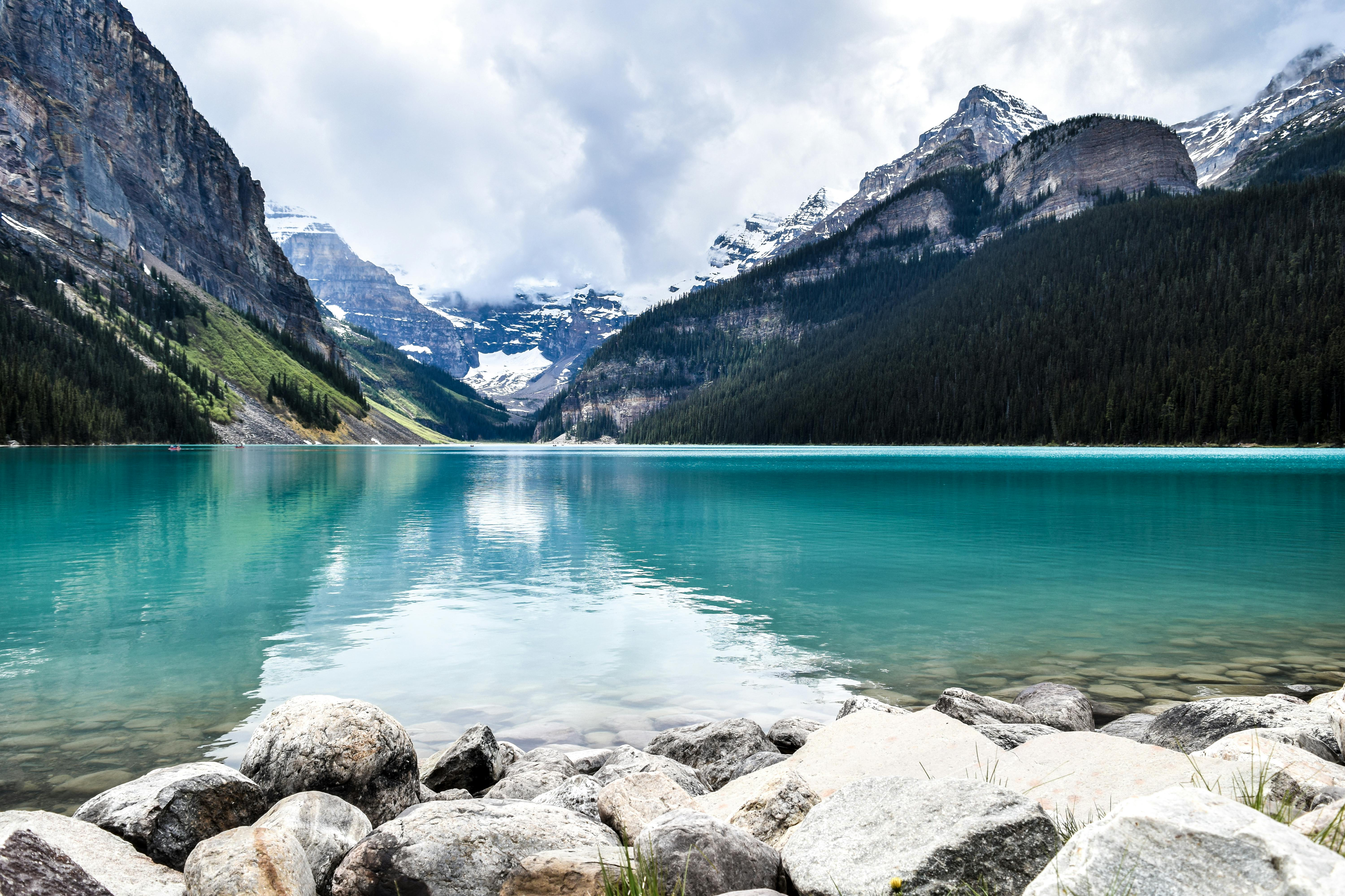 The Royal Scoop Behind Lake Louise: How Queen Victoria’s Daughter Got Her Name on Canada’s Most Stunning Lake